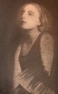 レンピッカの写真をもとに描いたレンピッカの肖像画