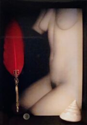 赤い羽根ペンのあるトルソ