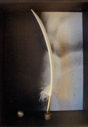 羽ペンのある彫像