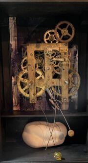 時計に横たわるトルソ